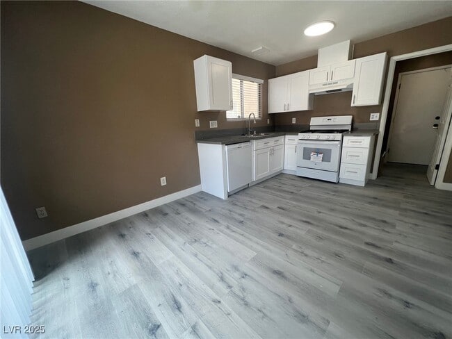 Building Photo - 1368 Torington Dr