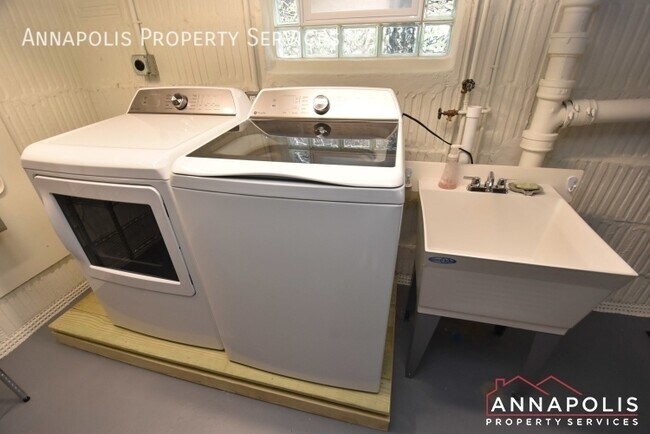 Building Photo - 209 Claude St