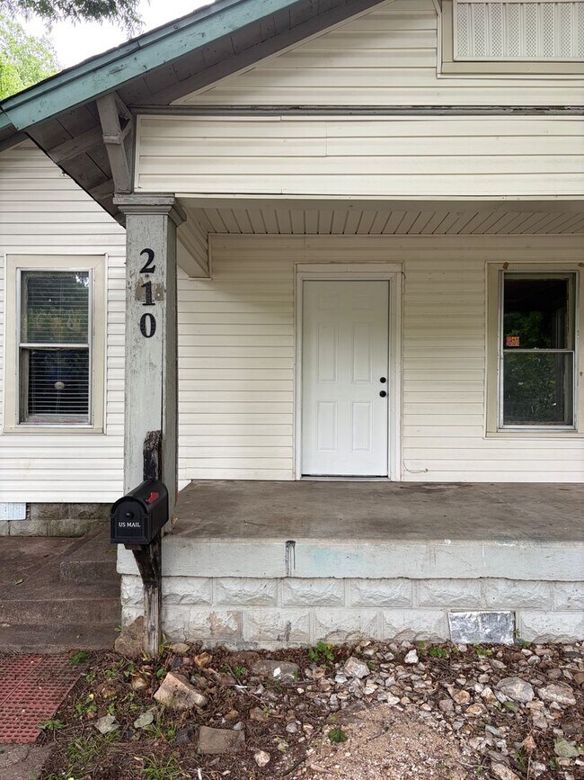 Building Photo - $900 move in special!