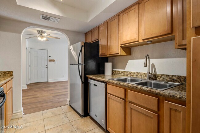 Building Photo - 3825 E Camelback Rd