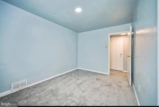Building Photo - 2619 Tremont St