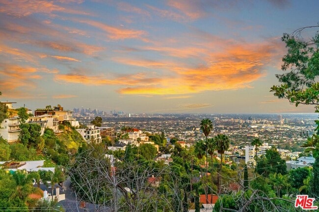 Building Photo - 8614 Hollywood Blvd