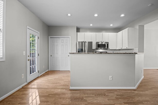 Building Photo - Spacious 3 Story Townhome Located in the Heart Raleigh! Available Now!