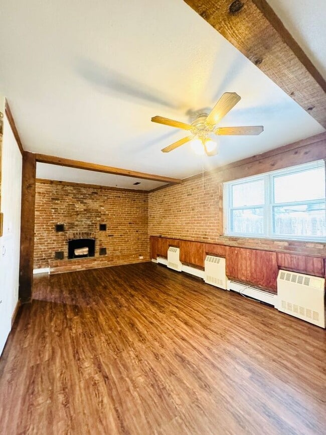 Building Photo - Beautiful 3 Bed 1.5 Bath Townhome in a Ren...
