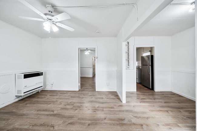 Building Photo - North Park - Detached Bungalow 1 bed / 1 b...
