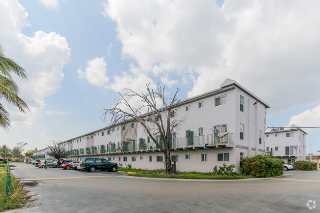 Building Photo - Gardens Apartments