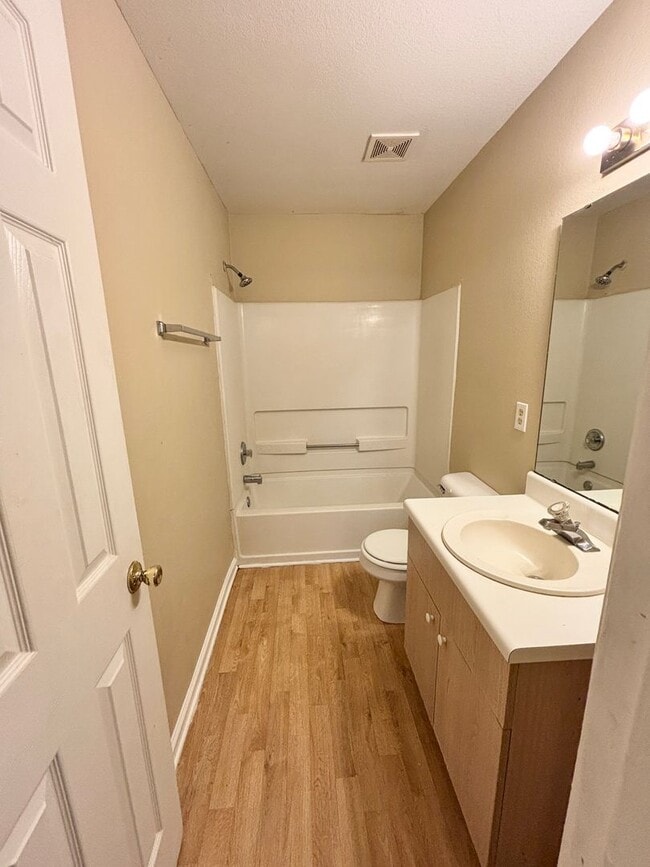 Building Photo - Modern 4BR/4BA Townhouse Near FAMU & North...