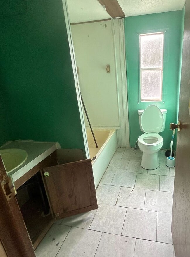 Building Photo - Section 8 Vouchers Apply Now! 3 bed/2 bath...