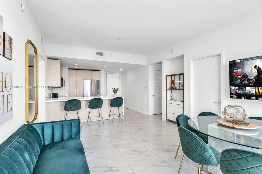 Primary Photo - 2000 Metropica Way