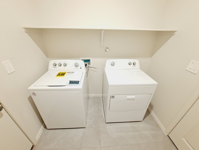 Building Photo - Beautiful 3 Bedroom 2 Bathroom located in Huning Ranch