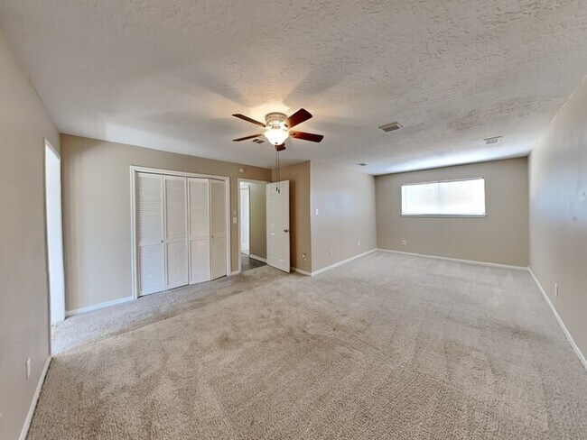 Building Photo - Charming and Full of Character!