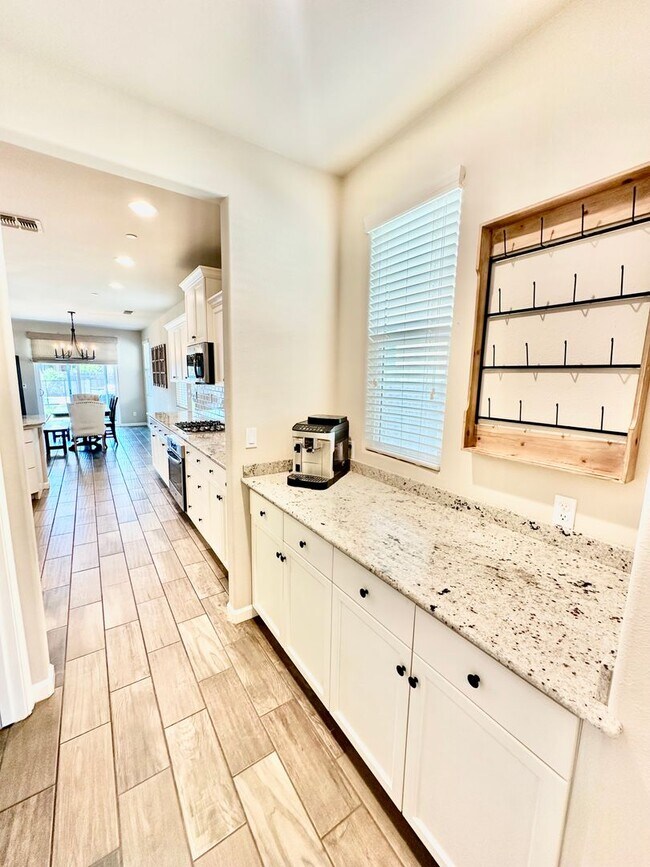 Building Photo - North Clovis 3/3 with Bonus Room and Pool