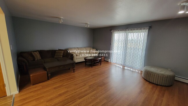 Building Photo - Large 4 bedroom 2 bath Ranch style Home