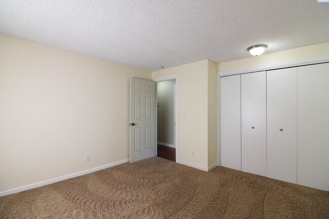 Building Photo - Large 5 Bed/3 Bath Home in Kennewick