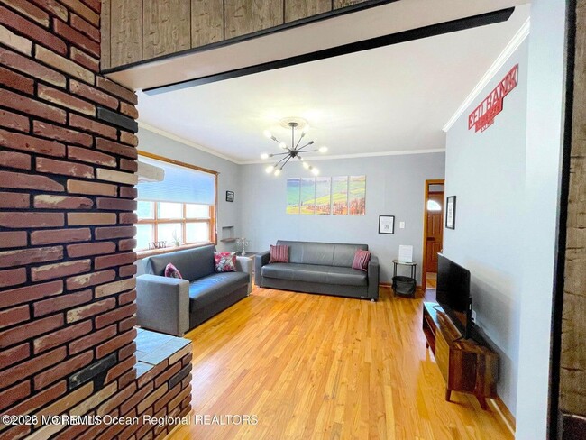 Building Photo - 137 Oakland St