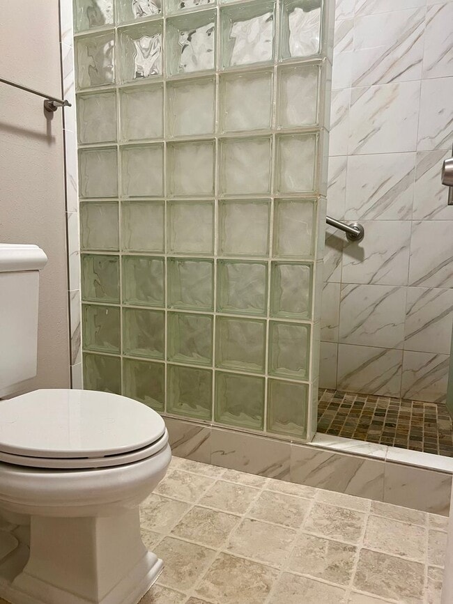 Building Photo - Spacious & Desirable 4/2/2 Single Family H...