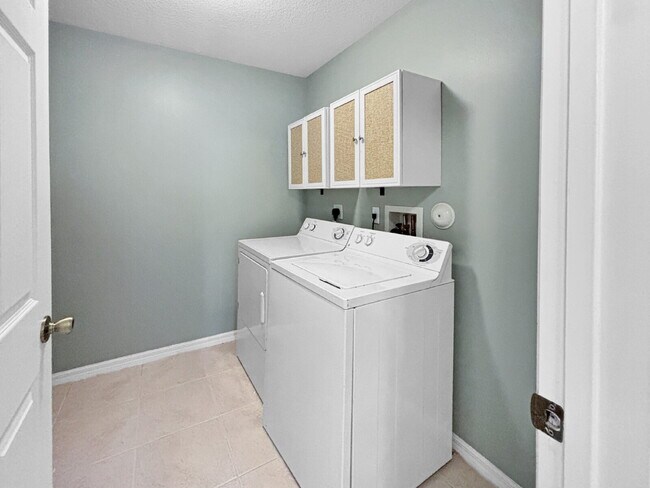 Building Photo - Spacious 3BR Townhome in Gated Villa Palma | Garage | Community Pool