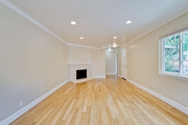 Building Photo - Updated 3 bedroom , 2 bath home in Mountai...