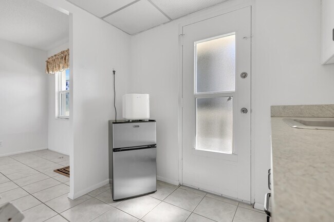 Building Photo - 2555 NE 11th St