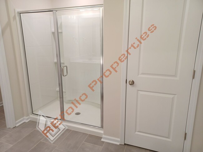 Building Photo - Bright and Airy! 5 Bedrooms 3 Bathrooms Ho...