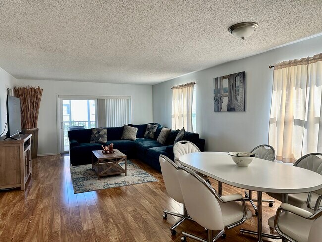 Building Photo - 2936 Lake Shore Dr