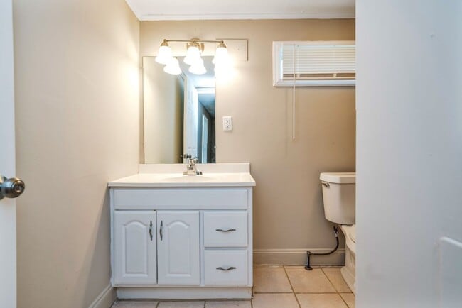 Building Photo - Charming Home with Open Floor Plan & Cover...