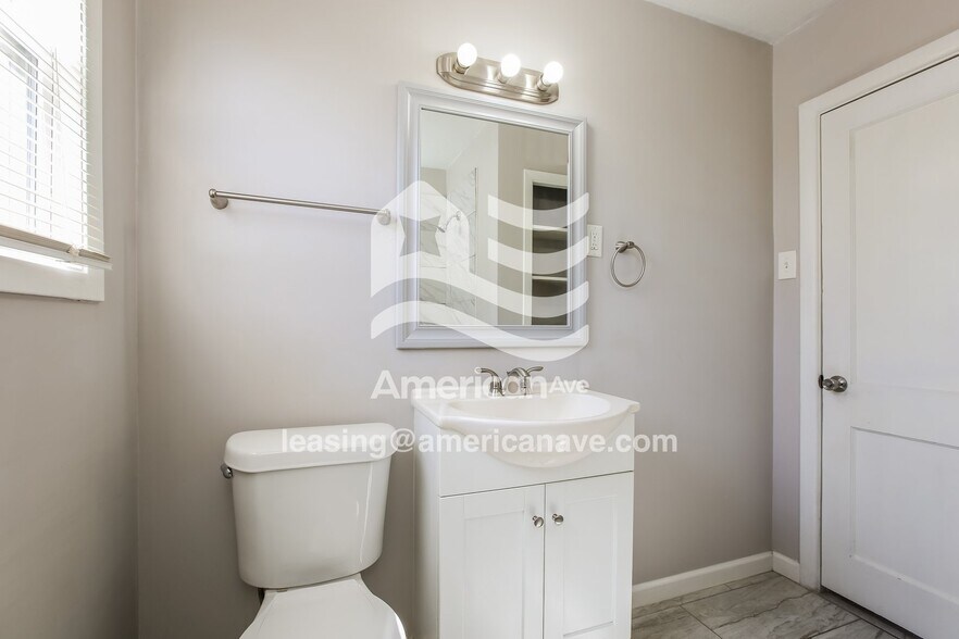 Building Photo - 800 W 51st St