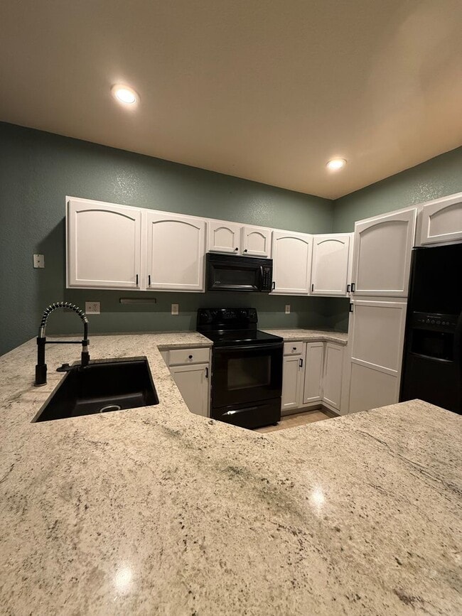 Building Photo - Bright and Modern 3-Bed, 2.5-Bath Townhous...