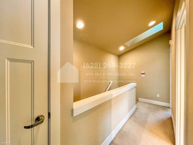 Building Photo - 3 br, 2.5 bath Townhome - 9209 Interlake A...