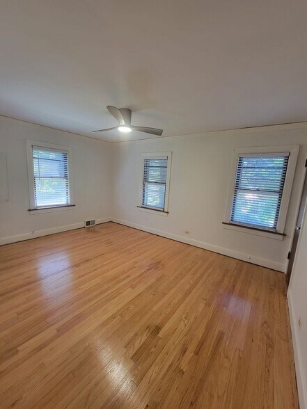 Building Photo - 10529 S Eberhart Ave