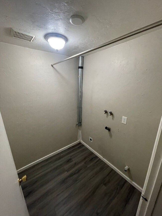 Building Photo - Pet Friendly 2 Bedroom in Lebanon!