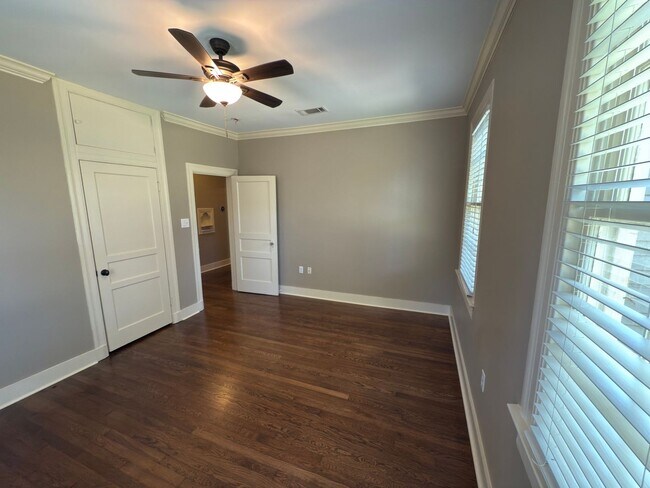 Building Photo - 3 Bed, 2 Bath Home in Southdowns - Fenced ...