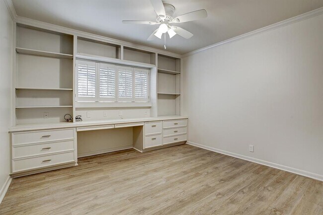 Building Photo - 6139 Chevy Chase Dr