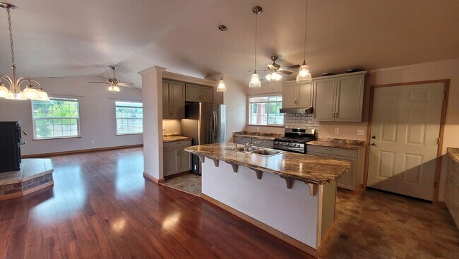 Building Photo - 13130 Lookingglass Rd