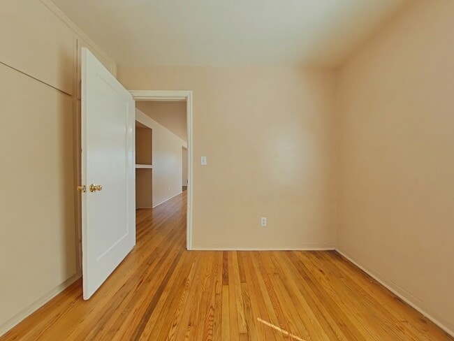 Building Photo - 3 Bedroom House ~ Close to Campus ~ Pet Fr...