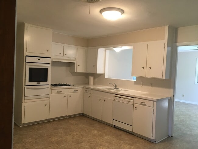 Kitchen - 1307 College Dr