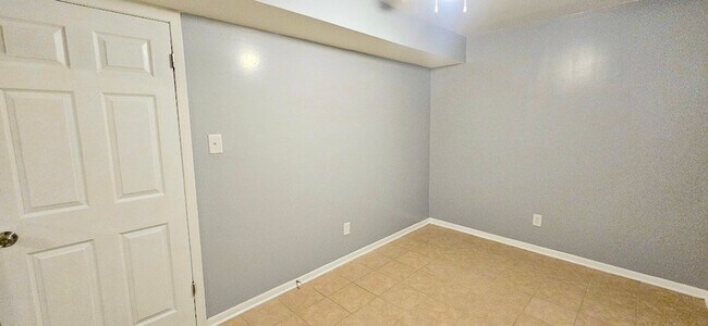 Building Photo - 2444 W Homer St