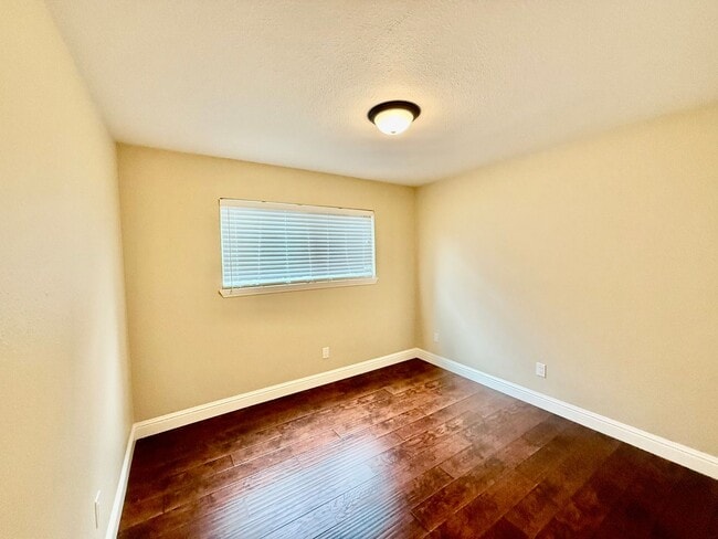 Building Photo - Great home available Now