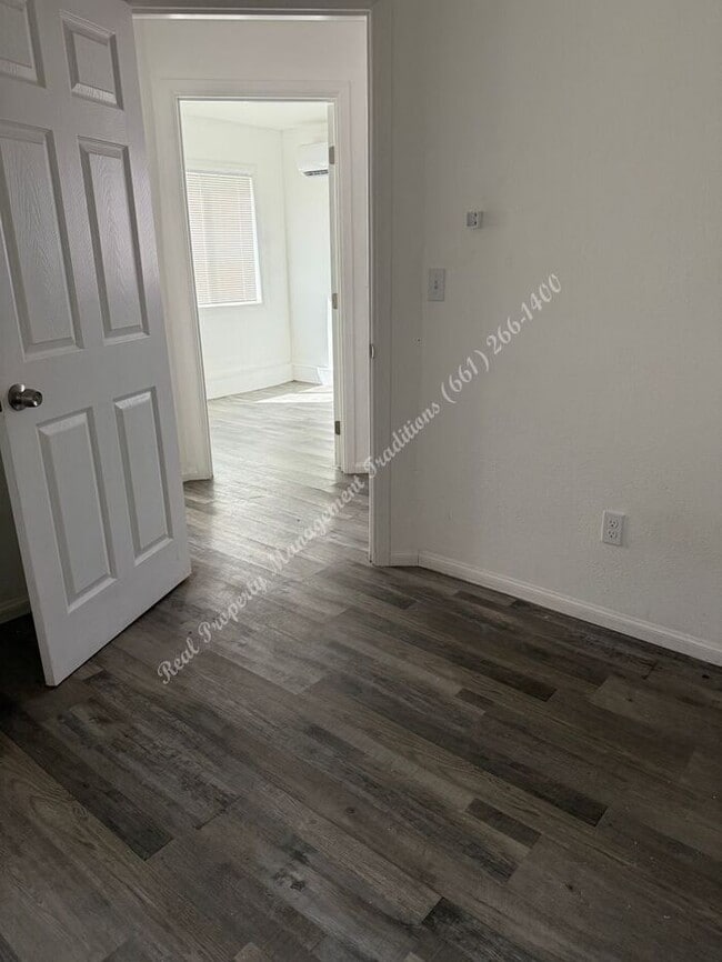 Building Photo - *** Please call us @ 661-266-1400 for info...