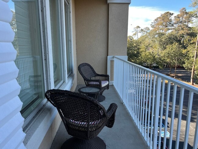 Building Photo - Walk to the Beach from this Furnished and Renovated Condo!