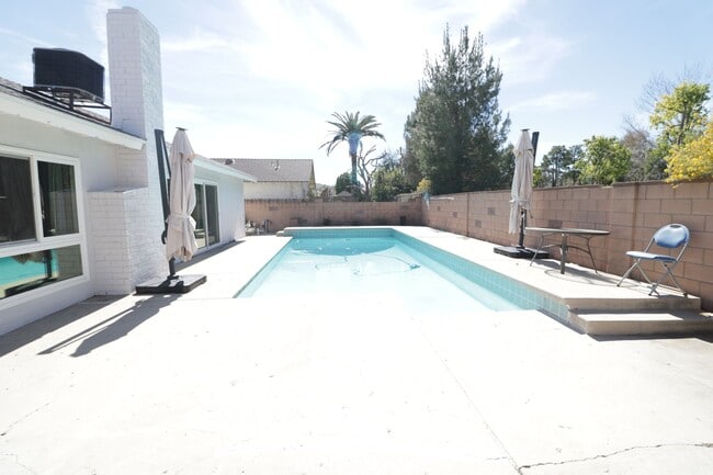 Building Photo - Beautiful 3/bedroom home in Canyon Country !