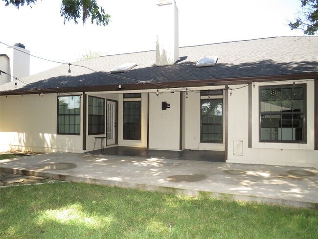 Building Photo - 2308 Crestmeadow St