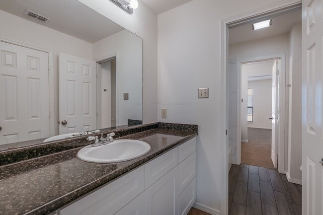 Building Photo - Renovated Condo with Great Location