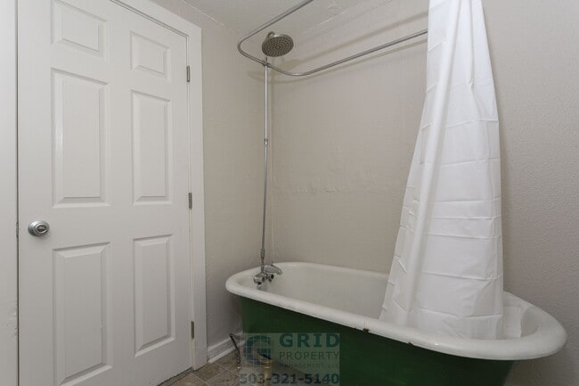Building Photo - Charming 2 Bedroom Home Available in Woodstock Neighborhood!