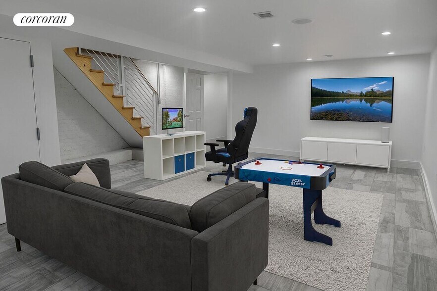 Building Photo - 215 Lewis Ave