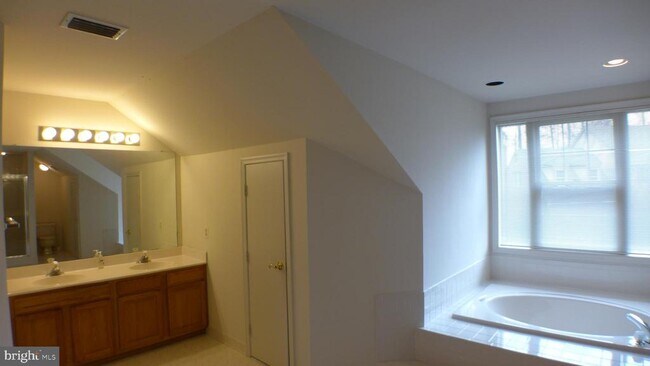 Building Photo - 10008 Manor Pl