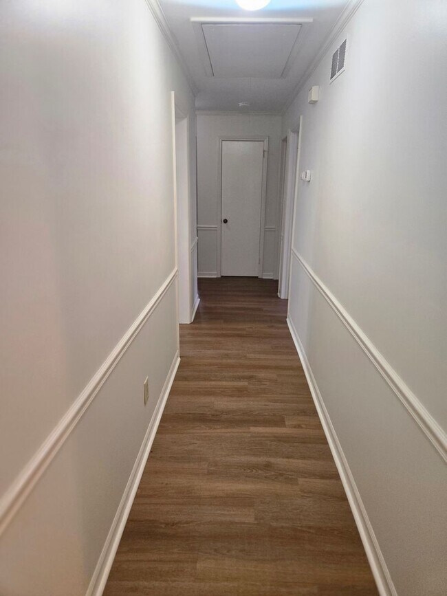 Building Photo - Lindley Park Rental!