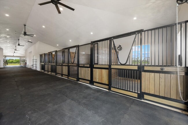 Building Photo - 16175 Deer Path Ln