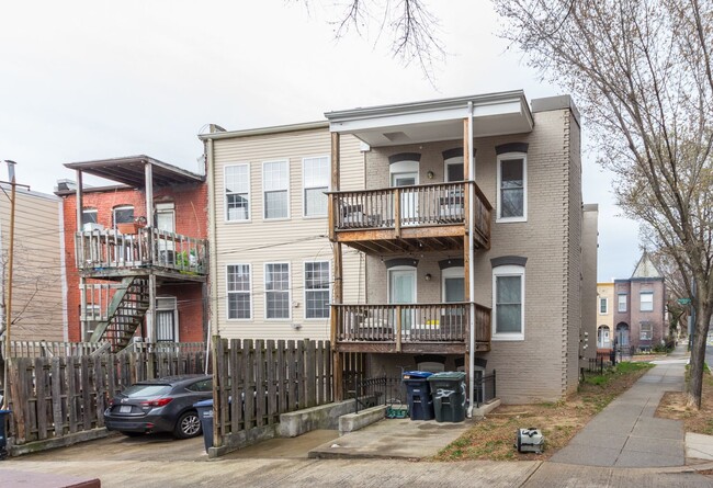 Building Photo - Stunning premium corner Townhome condo in ...