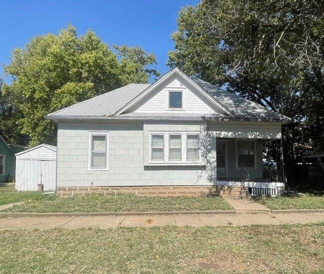 Building Photo - Charming 1.5-Story Home available for RENT beginning January 2, 2025.